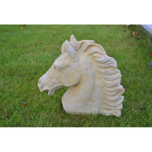 Hlava koně - kamenná socha z pískovce