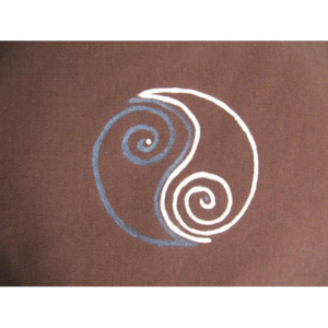 S radostí - vlastní výroba Pohankový polštář Jin Jang - hnědý Velikost: 35 x 40 cm