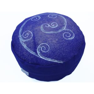 S radostí - vlastní výroba Meditační sedák vesmírné spirály - modrý Velikost: ∅30 x v12 cm