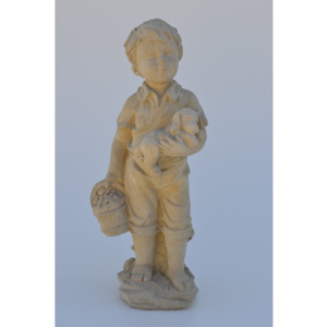 Chlapec s košíkem - kamenná socha z pískovce