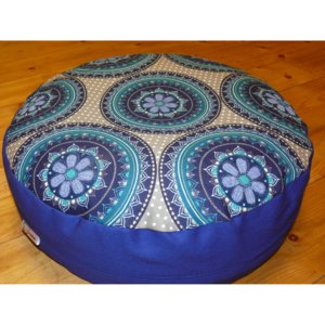 S radostí - vlastní výroba Meditační sedák s modrou mandalou - modrý Velikost: ∅50 x v12 cm