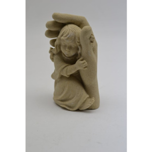 Děvče v dlani - kamenná socha z pískovce