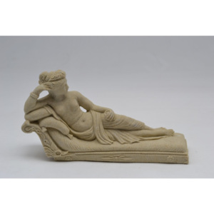 Dívka leží na pohovce - kamenná socha z pískovce