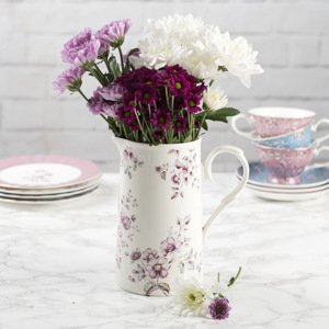 Katie Alice - džbán Ditsy Floral 1,1 l (Džbánek z klasického bílého porcelánu se vzorem růžových květů. Ideální pro servírování osvěžujícího nápoje nebo jako džbánek na květiny.)
