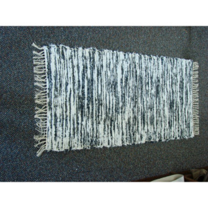 Ručně tkaný koberec 60 x 110 cm odstín stracciatella (černá, šedá, bílá)