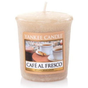 Yankee Candle - votivní svíčka Café al Fresco 49g (Příjemná vůně venkovní kavárny se sladkou stopou skořice, kávy a špetky karamelu.)