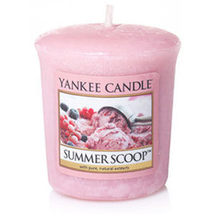 Yankee Candle - votivní svíčka Summer Scoop 49g (Chutné vzpomínky na krémovou domácí jahodovou zmrzlinu, která tak skvěle osvěžila během letních dní. 