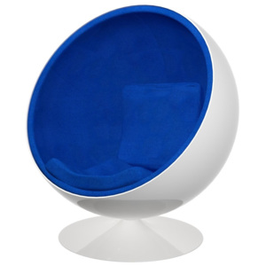 Otočné křeslo ve tvaru bílé polokoule s čalouněním v modré barvě DO025