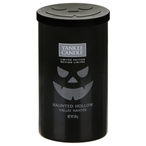 Yankee Candle - vonná svíčka Haunted Hollow, decor 340g (Unikátní kompozice citrusů, jehličí, pačuli a dřeva pro magický čarodějnický večer.)