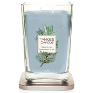Yankee Candle Elevation - vonná svíčka Coastal Cypress 552g (Osvěžující závan mořské brízy s vůní pobřežních borovic, mazlící se s akordem irisů a orchidejí.)