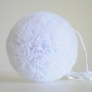 Tylové dekorační závěsné pompony - 6cm Bílý
