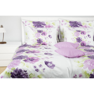 Glamonde luxusní saténové povlečení Agata s výraznými fialovými květy a zelenými lístky na bílém podkladě. 140×200 cm