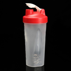 Plastový šejkr na proteinové nápoje
