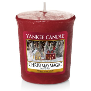 Yankee Candle - votivní svíčka Christmas Magic (Vánoční kouzlo) 49g (Klasická vánoční vůně s jedlí a borovicí získala zajímavý nádech díky závanu břízy a eukalyptu. Jemný dotek kadidla jí dodává sváteční kouzlo.)