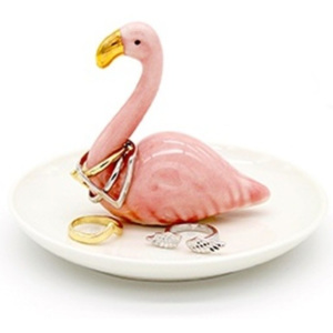 Porcelánový stojánek na šperky Gift Republic Flamingo