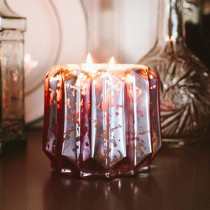Bridgewater - vonná svíčka Sweet Grace ve zdobeném skle, 660g (Vůně vášnivého ovoce s jiskrami čaje a klasické pačuli. Nejoblíbenější vůně Sweet Grace ve zdobené skleněné dóze.)