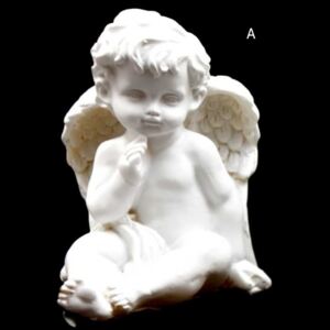 Sedící andělíček kyne pravou rukou 10x8x7 cm figurka anděla bílý polyresin