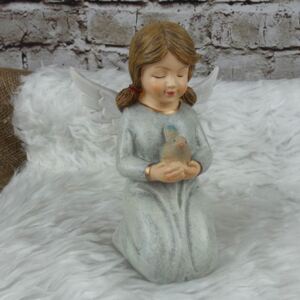 Figurka- klečící anděl v šedých šatech s ptáčkem, 12,5 cm