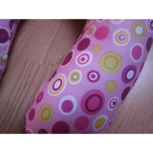 KHC Cestovní polštář Matylda Barevné puntíky na růžové 22 x 26 cm