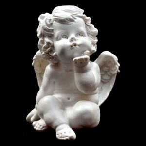 Sedící barokní andělíček levou ruku posílá polibek 16x13x10 cm bílý polyresin