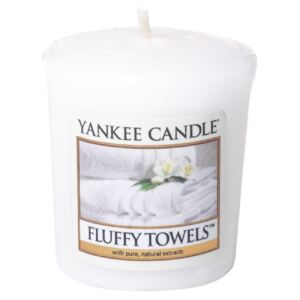 Yankee Candle - votivní svíčka Fluffy Towels 49g (Svěží vůně čistých ručníků, ještě teplých ze sušičky, se špetkou vůně citrónů, jablíček, levandule a lilií. Vůně dokonalé čistoty, lehká krémová kompozice.)