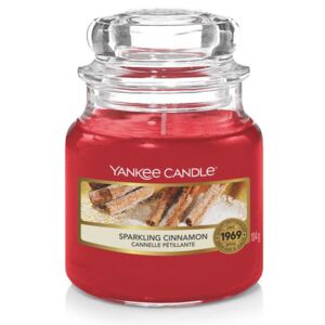 Yankee Candle - vonná svíčka Sparkling Cinnamon 104g (Sváteční plamínek… Kořeněná horká vůně skutečné skořicové tyčinky a hřebíčku.)
