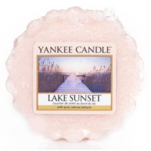 Yankee Candle - vonný vosk Lake Sunset (Západ slunce u jezera. Poklidná krása zlatých slunečních paprsků, klouzajících po klidné modré hladině. Svými pižmovými tóny tato kompozice budí dojem soumraku.)