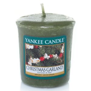 Yankee Candle - votivní svíčka Christmas Garland 49g (Christmas Garland je opravdovou vánoční klasikou. Zelenému aroma borového jehličí dodává zajímavý nádech dotek brusinek. Perfektní pro Advent a na Štědrý večer.)