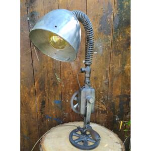 Industriální stolní lampa ze staré vrtačky