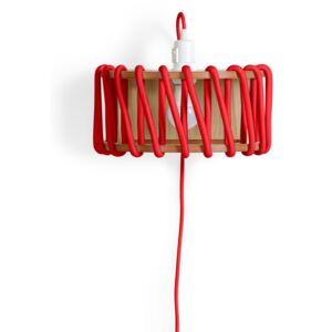 Červená nástěnná lampa s dřevěnou konstrukcí EMKO Macaron, délka 30 cm