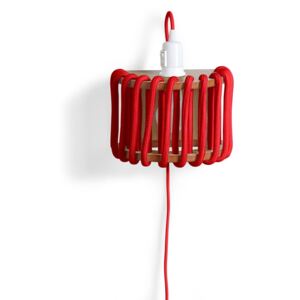 Červená nástěnná lampa s dřevěnou konstrukcí EMKO Macaron, délka 20 cm