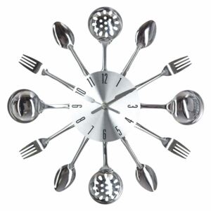 Stříbrné nástěnné hodiny do kuchyně nebo jídelny, designové ozdobné hodiny s rámem z kuchyňských příborů