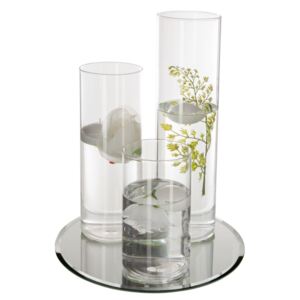 Vázy válcovitého tvaru se svíčkami ve tvaru květů, skleněné lampiony na zrcadlovém tácu