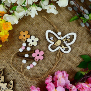 Dřevěná závěsná dekorace- bílý motýlek, 45 cm