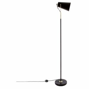 Stojací lampa klasického vzhledu, černá barva se osvědčí v obývacím pokoji či pracovně
