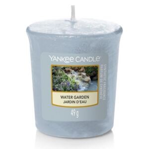 Yankee Candle - votivní svíčka Water Garden (Zahradní potůček) 49g (Velmi čistá svěží kompozice. Vůně rozkvetlých bílých květů dodávají sladký dotek jemným zvukům zurčící chladivé vody potůčku za vaší zahrádou.)