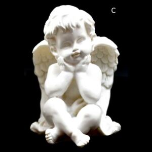 Sedící andělíček ruce opírá o bradu 10x8x7 cm soška anděla bílý polyresin