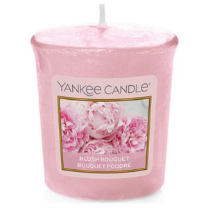 Yankee Candle - votivní svíčka Blush Bouquet 49g (Růžové pivoňky, lilie a citrusové květy v kytici, která se nejlépe vyjímá uprostřed stolu.)