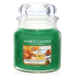 Yankee Candle - vonná svíčka Alfresco Afternoon (Odpolední piknik) 411g (Odpolední piknik ve stínu stromů. Obklopte se vůní divokých květin a pupenů jalovce s dotekem nektarinky a douškem čerstvého větříku.)