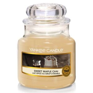 Yankee Candle - vonná svíčka Sweet Maple Chai 104g (Přetékající hrnek s teplým mlékem, ochuceným chai kořením a javorovým sirupem - nápoj zamíchaný do krémové dokonalosti. Ideální lahůdka pro chladné dny.)
