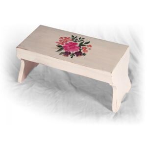 Malá ručně malovaná dřevěná stolička