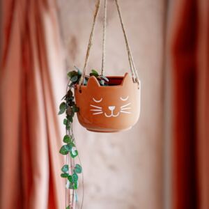 Sass & Belle Hnědý závěsný květináč z pálené hlíny s motivem kočičky