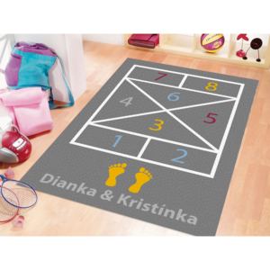 GDmats © GDmats© - dětský hrací koberec s vlastním jménem - skákací panák - klasik - grey, Rozměr 85 x 115 cm, Druh zakončení S obšitím, Materiál GD 550 Klasik
