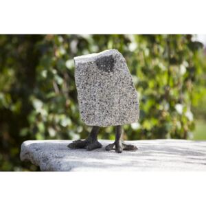 Kamenná socha s kovovými pařáty - Kuřecí bujon