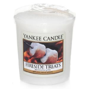 Yankee Candle - votivní svíčka Fireside Treats 49g (Radovánky u táboráku. Radost z kempování... umocněné pořádným táborákem, zpěvem, smíchem a opékáním ‘maršmalounů’. Vyzkoušejte jejich lahodně teplou a sladkou chuť!)