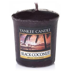Yankee Candle - votivní svíčka Black Coconut (Černý kokos) 49g (Západ slunce v ráji... Sytý sladký kokos, cedr a ostrovní květy slibují večery, plné luxusního klidu.)